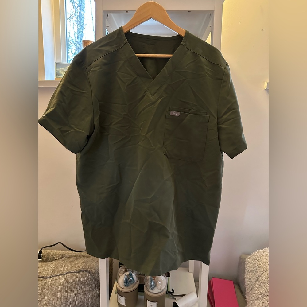 Figs scrub top - size L